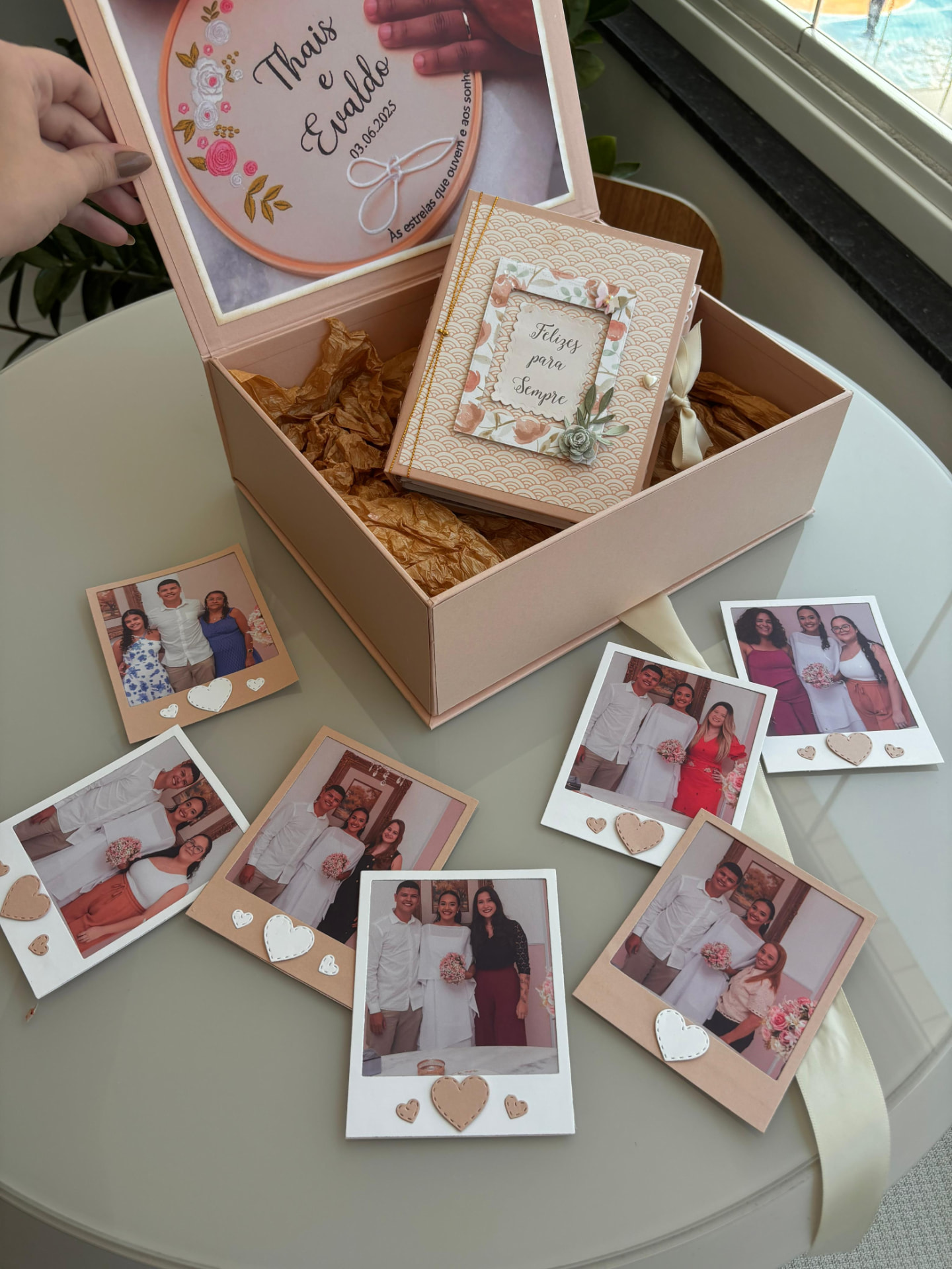 Caixa de casamento com álbum, bordado e sete fotografias polaroid