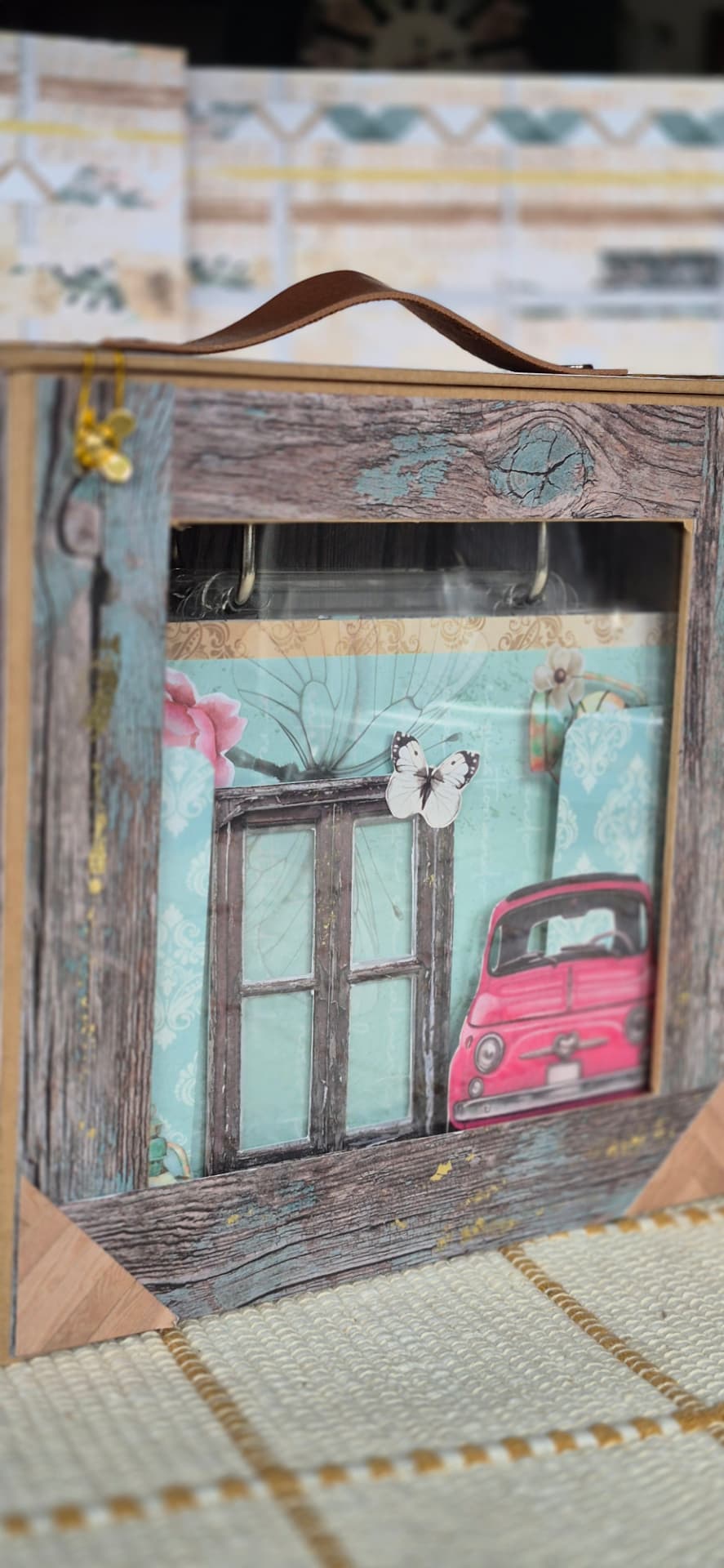 Caixa-ombra de madeira com alça de couro, carrinho rosa e borboleta