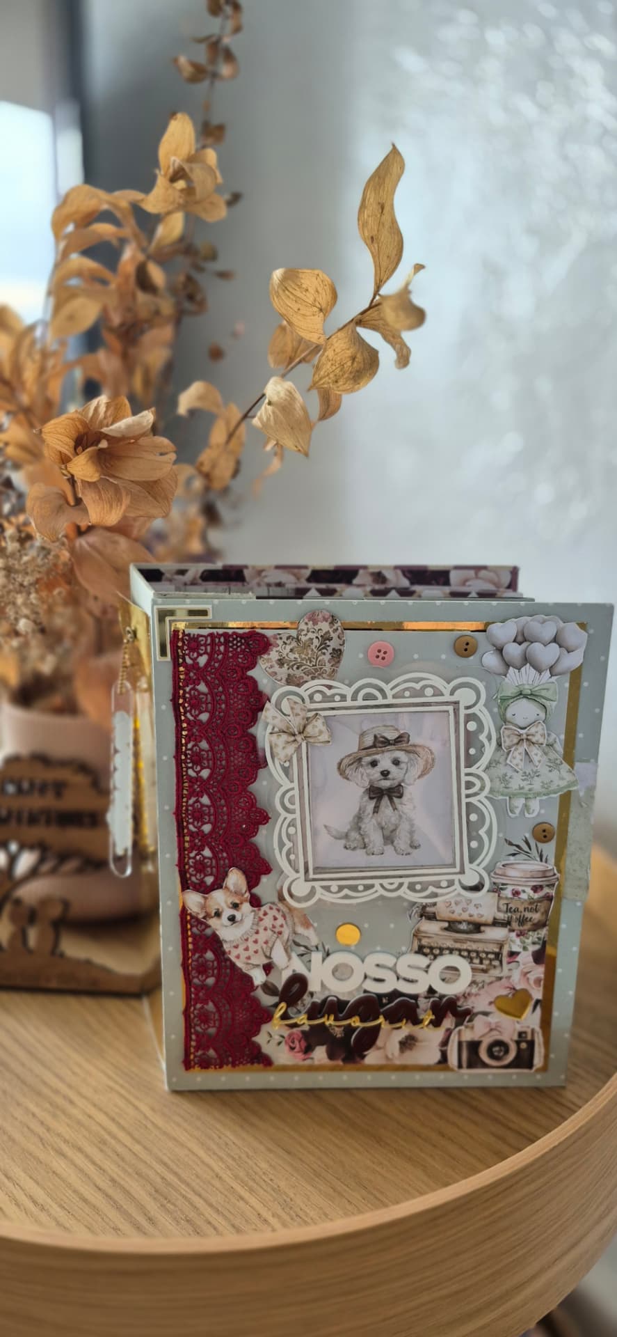 Scrapbook azul-acinzentado com bordado borgonha e retrato do cachorro da família
